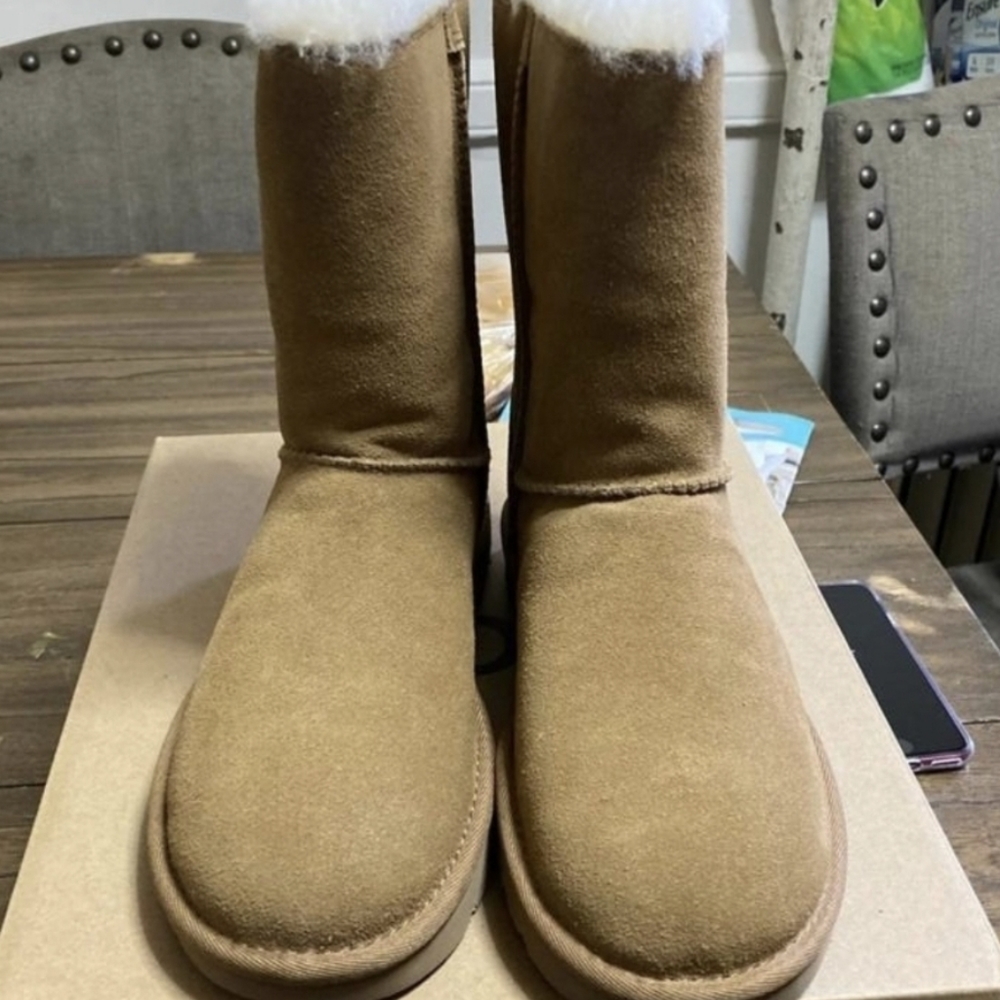 UGGS CLASSIC SHORT LOGO ZIP